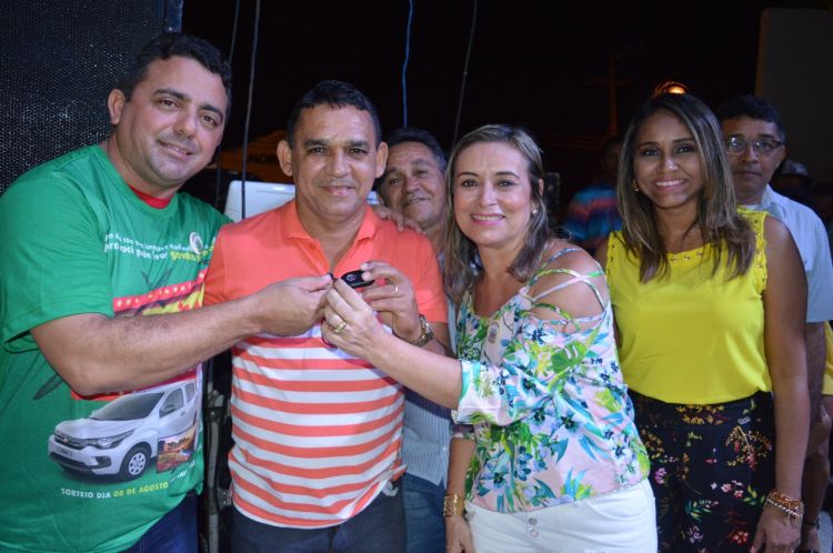 Marido recebe chave  do carro (Foto: Ascom PMCM)