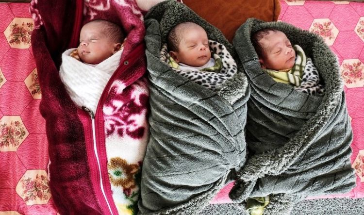 Os trigêmeos Quds (nome árabe para Jerusalém), Palestine e Capital dormem na cidade de Khan Yunis, na faixa de Gaza, na sexta-feira (2) (Foto: Said Khatib/AFP)