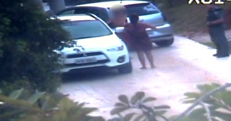 Mulher e adolescente estavam dentro do carro e um policial fez a abordagem. Fotos: Reprodução