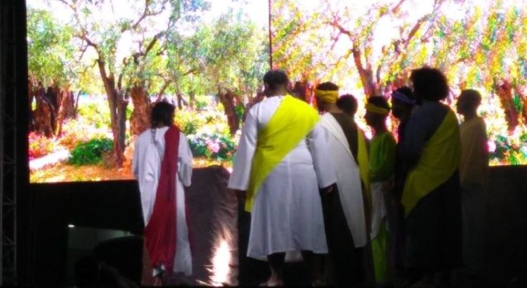 Grupo UEP de teatro encena a Paixão de Cristo no pátio da Catedral de Santo Antonio.