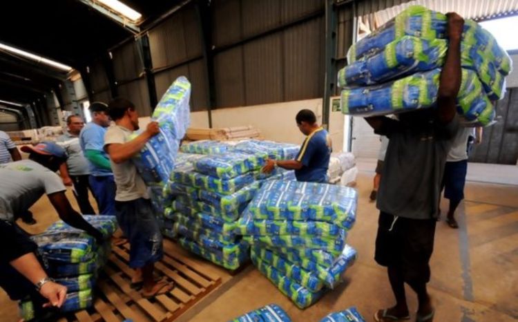 Kits sendo recebidos pelo governo do estado no galpão da Companhia Nacional de Abastecimento (Conab) em 25 de abril. Foto: Francisco Leal/Ccom