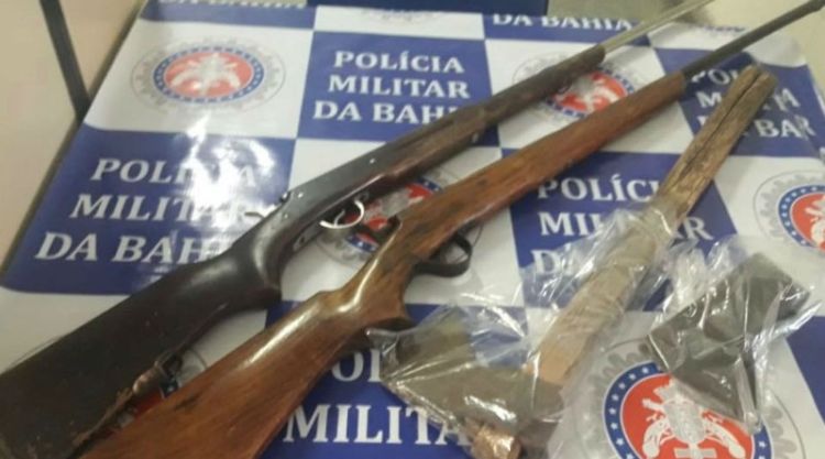 Machado utilizado no crime foi preso na casa dos suspeitos; espingardas usadas para ameaçar mulher também estavam na residência (Foto: Divulgação/Polícia Civil). Fonte: G1