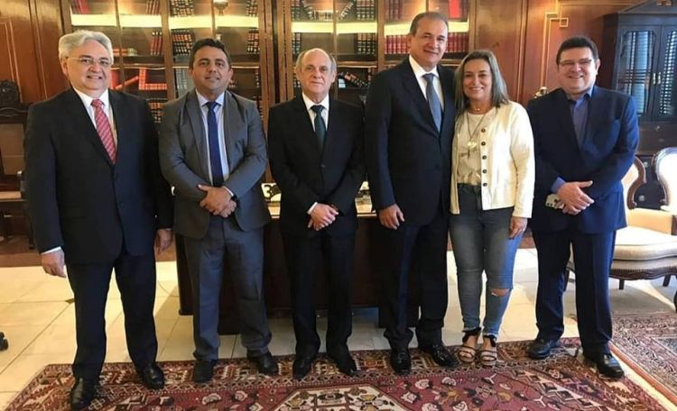 Ribinha (seg) Washington Araújo abraçado à vice-prefeita Liége e o secretário Carlos Torres