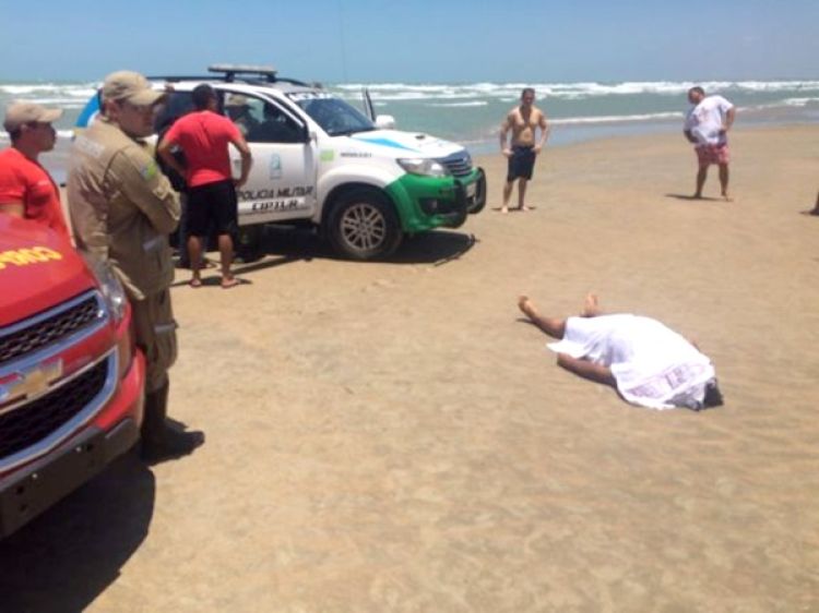 Populares tentaram socorrer a vítima, mas o mesmo foi a óbito ainda na praia.