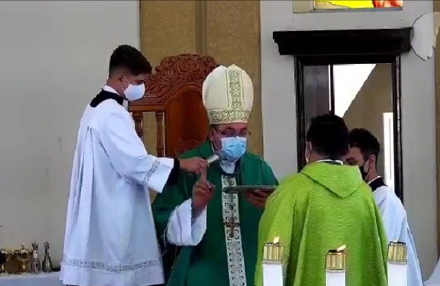 Recuperado da Covid-19, Dom Francisco de Assis dá posse ao novo padre na Catedral de Santo Antônio