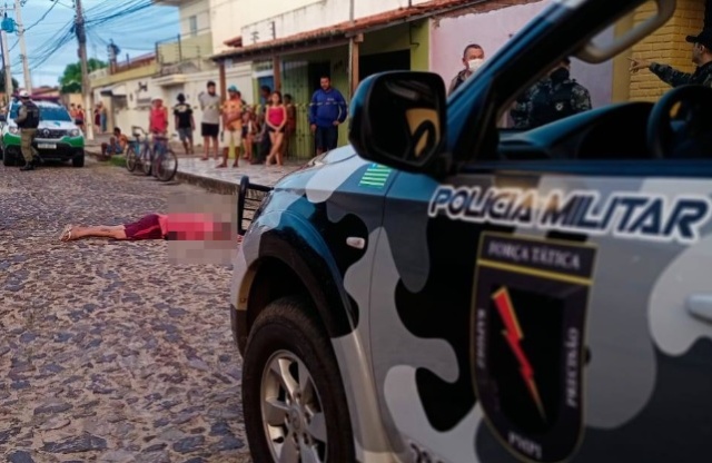 Homem é assassinado com tiros na cabeça na porta de residência no Piauí