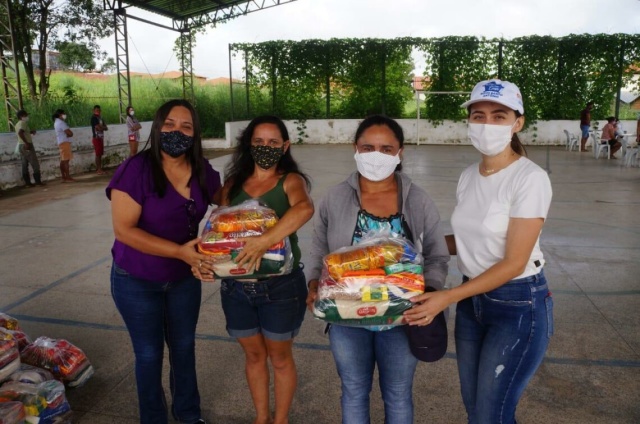 Beneficiários do Bolsa Família recebem cesta básica em Novo Santo Antônio (PI) 
