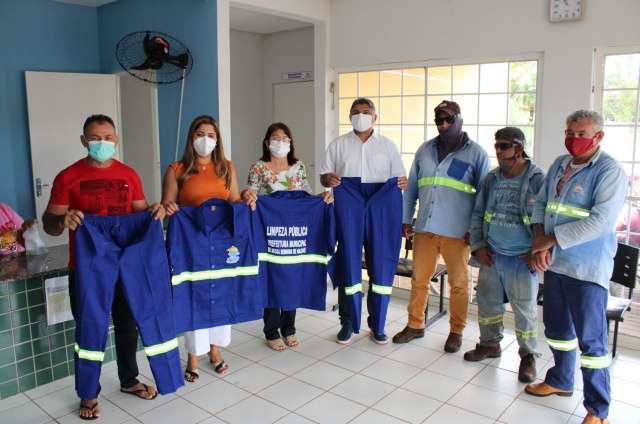 Prefeitura de N.S de Nazaré (PI) realiza a entrega de uniformes para servidores públicos da limpeza 