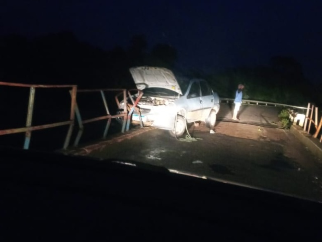 Motorista perde controle e carro fica preso na ponte em Boqueirão do Piauí 