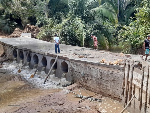 Prefeito Marcelino visita obras da ponte do Rio Sobradinho e estradas vicinais de Coivaras (PI)