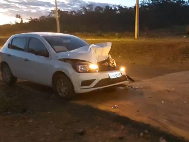 Carro fica destruído após grave colisão na entrada da cidade de Castelo do Piauí