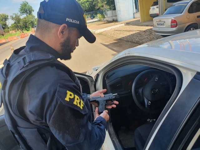 Em Floriano, PRF prende homem por porte ilegal de arma de fogo e munições