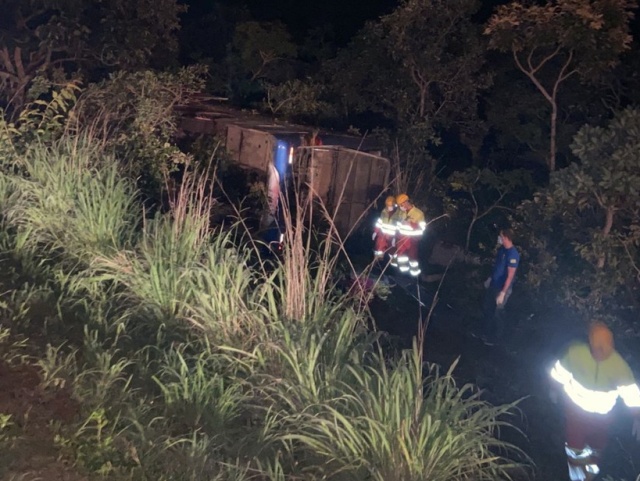 Ônibus que saiu de Piripiri se envolve em grave acidente e deixa 01 morto e mais de 15 feridos, na BR-050 em Goiás