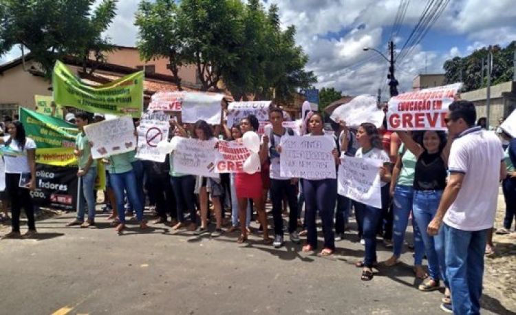 Com Informações:Política Diâmica Com Informações:Política Diâmica