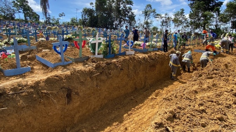 Cemitério público N.S Aparecida, em Manaus