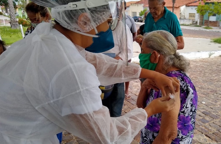 Idosa sendo vacinada contra a covid-19 na Câmara Municipal de Campo Maior - Fotos: W. S.