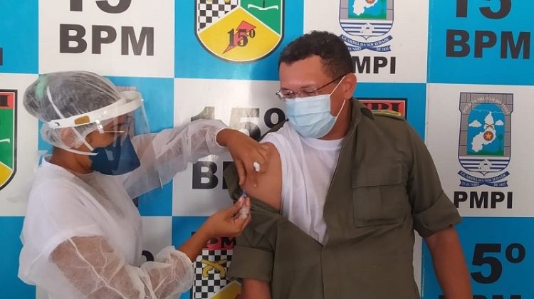 Comandante do 15º BPM sendo imunizado - Fotos: Fellipe Portela