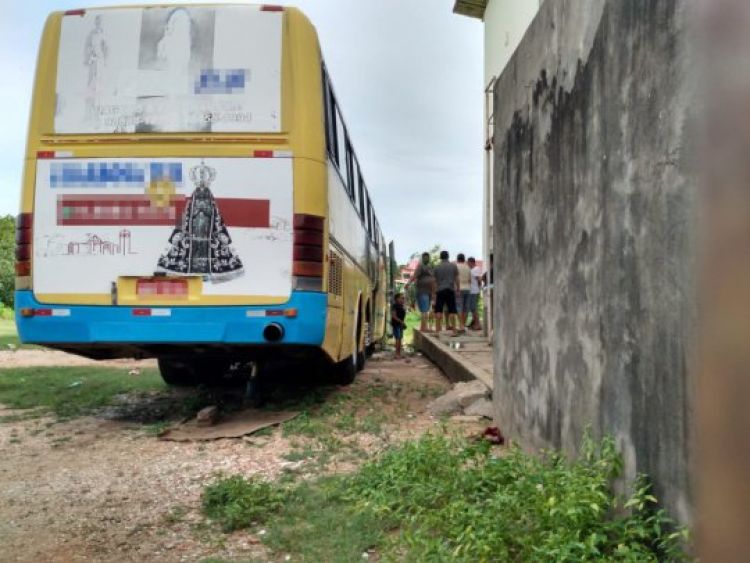 Mecânico morre esmagado por ônibus em Teresina — Foto: Lívia Ferreira/g1 PI Mecânico morre esmagado por ônibus em Teresina — Foto: Lívia Ferreira/g1 PI