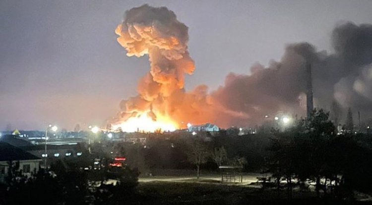 Explosão é vista na capital ucraniana de Kiev na quinta-feira, 24 de fevereiro
Gabinete do Presidente da Ucrânia
