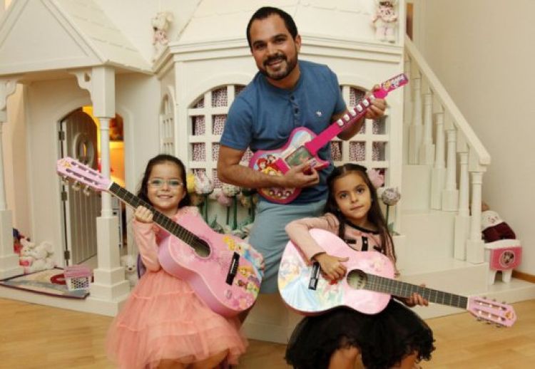 Luciano com as filhas Helena e Isabella Luciano com as filhas Helena e Isabella