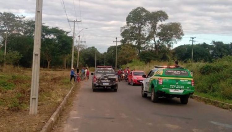 Polícia faz buscas na região. Fonte: G1 Polícia faz buscas na região. Fonte: G1