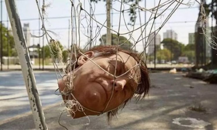 Réplica da cabeça de Bolsonaro foi usada como bola de futebol em São Paulo(foto: Jason Goodrich/Indecline) Réplica da cabeça de Bolsonaro foi usada como bola de futebol em São Paulo(foto: Jason Goodrich/Indecline)