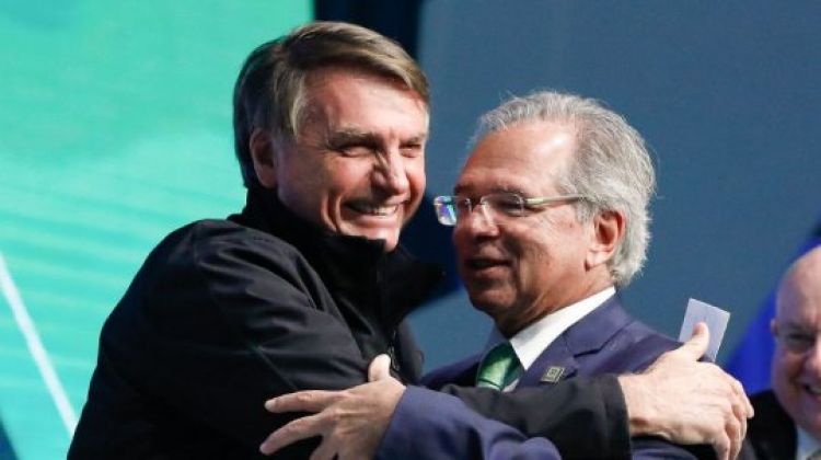 Guedes e Bolsonaro querem deixar salário mínimo e aposentadoria sem correção pela inflação.
Créditos: Foto: Alan Santos/PR Guedes e Bolsonaro querem deixar salário mínimo e aposentadoria sem correção pela inflação.
Créditos: Foto: Alan Santos/PR