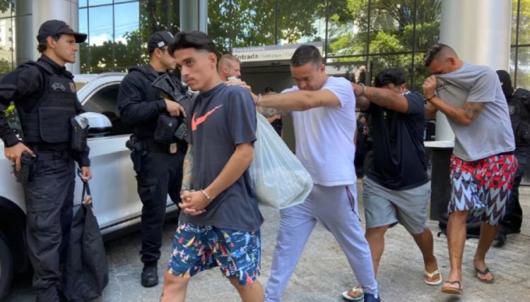 Homens presos pela PF em operação contra grupo suspeito de planejar morte de Sérgio Moro e autoridades — Foto: Wesley Justino/EPTV Homens presos pela PF em operação contra grupo suspeito de planejar morte de Sérgio Moro e autoridades — Foto: Wesley Justino/EPTV