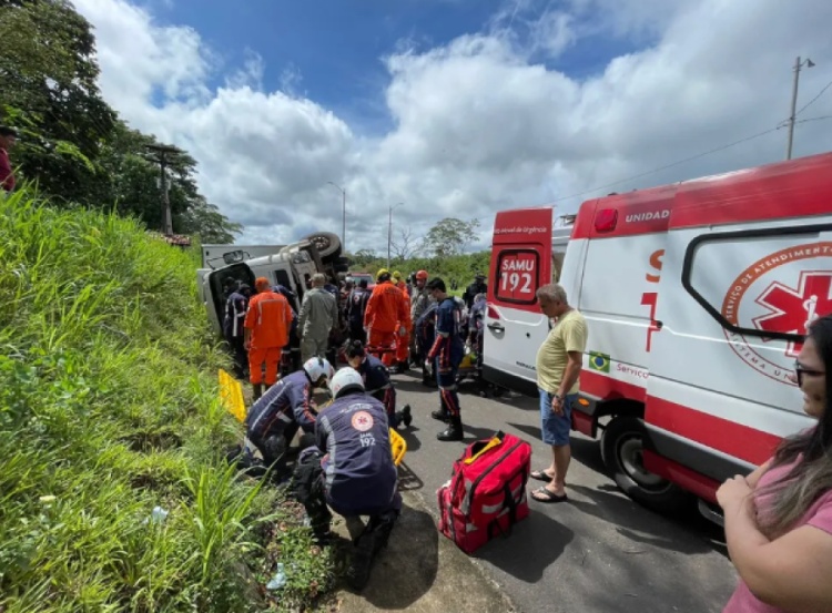 Caminhão tomba na BR-343 e deixa quatro pessoas feridas, no PI — Foto: Josiane Sousa / TV Clube