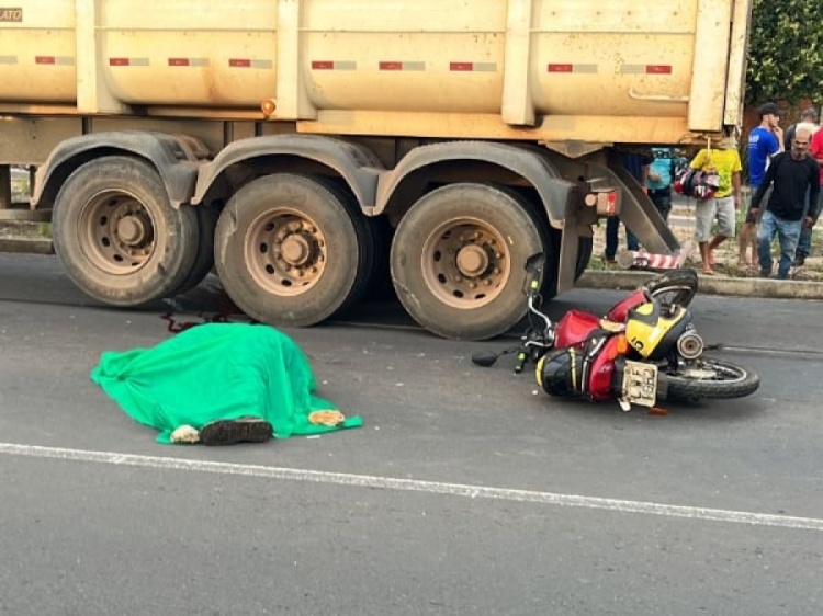 Mototaxista morre após ser atropelado por carreta na BR-316 em Teresina. | Ivan Lima