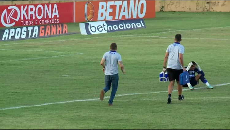 Jogo da Série C do Brasileiro é paralisado após explosivo cair em campo próximo de goleiro — Foto: Rede Clube