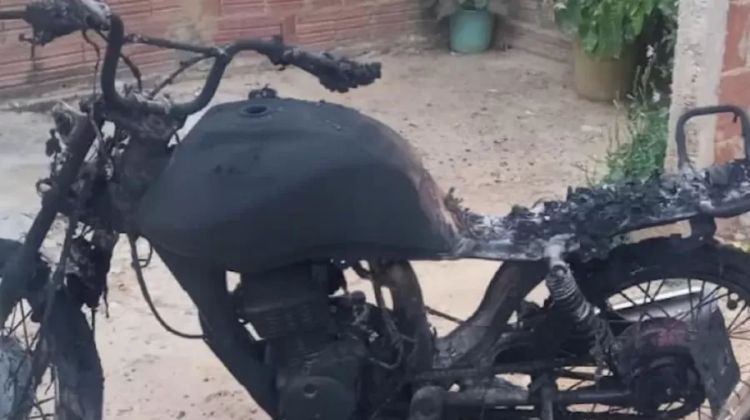 Homem ateia fogo em moto após companheira se recusar a fazer sexo, em Betânia do Piauí — Foto: Reprodução Homem ateia fogo em moto após companheira se recusar a fazer sexo, em Betânia do Piauí — Foto: Reprodução