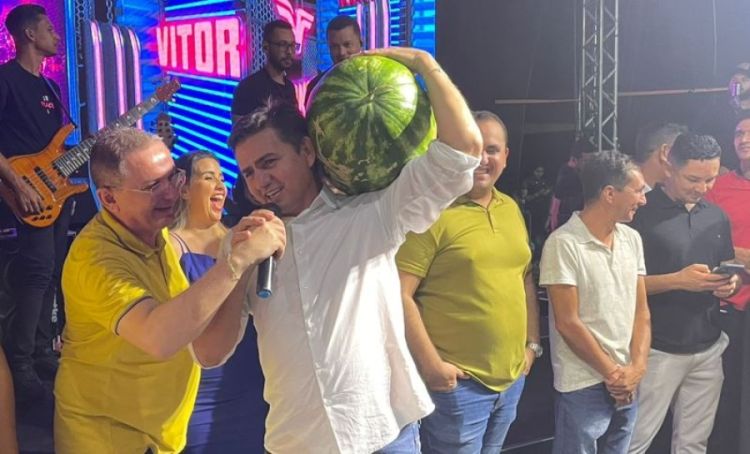 Prefeito Hilton Gomes comanda o leilão da maior melancia em Jatobá do Piauí. Foto: Campo Maior Em Foco Prefeito Hilton Gomes comanda o leilão da maior melancia em Jatobá do Piauí. Foto: Campo Maior Em Foco