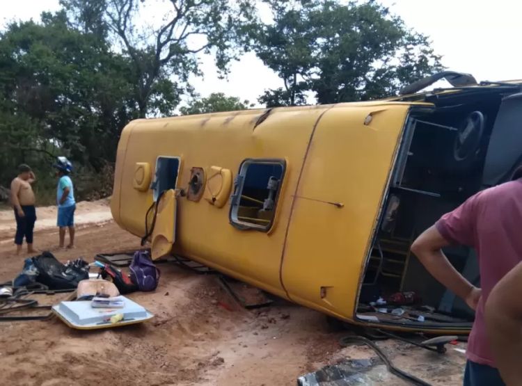 Adolescente morre após tombamento de ônibus escolar em José de Freitas — Fonte: g1 PI Adolescente morre após tombamento de ônibus escolar em José de Freitas — Fonte: g1 PI