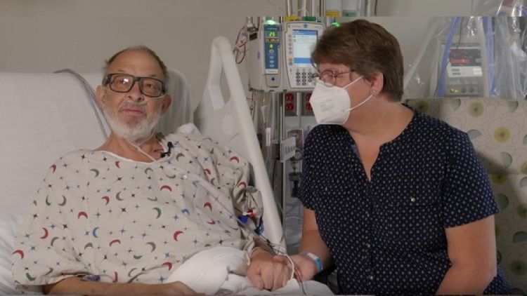 Lawrence Faucette sentado com sua esposa, Ann, no hospital da escola em Baltimore, Maryland