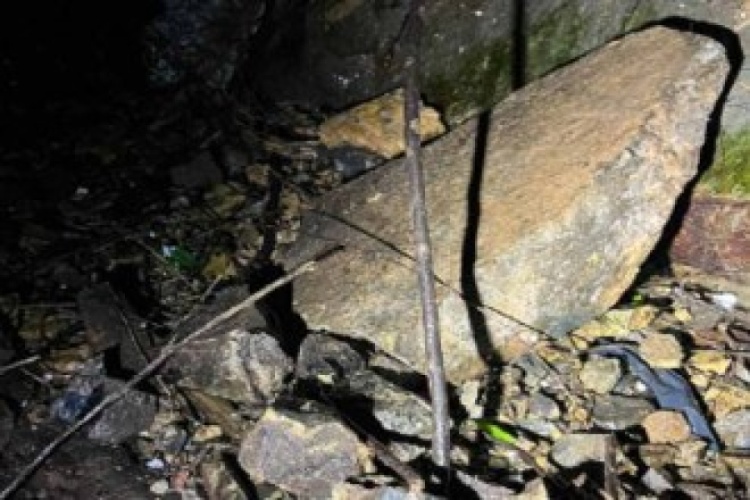 Pedra que deslizou e atingiu a Câmara - Foto: Divulgação/Bombeiros