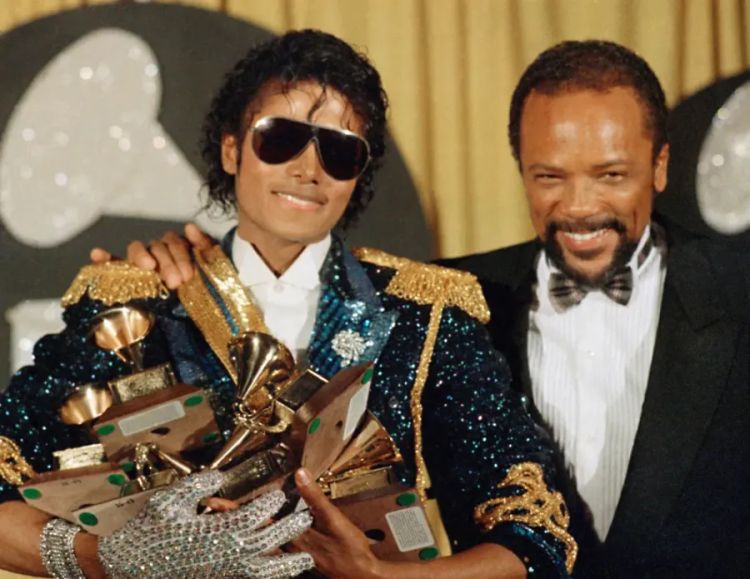 Michael Jackson e Quincy Jones, após a premiação do Grammy de 1984 — Foto: AP Photo/Doug Pizac Michael Jackson e Quincy Jones, após a premiação do Grammy de 1984 — Foto: AP Photo/Doug Pizac