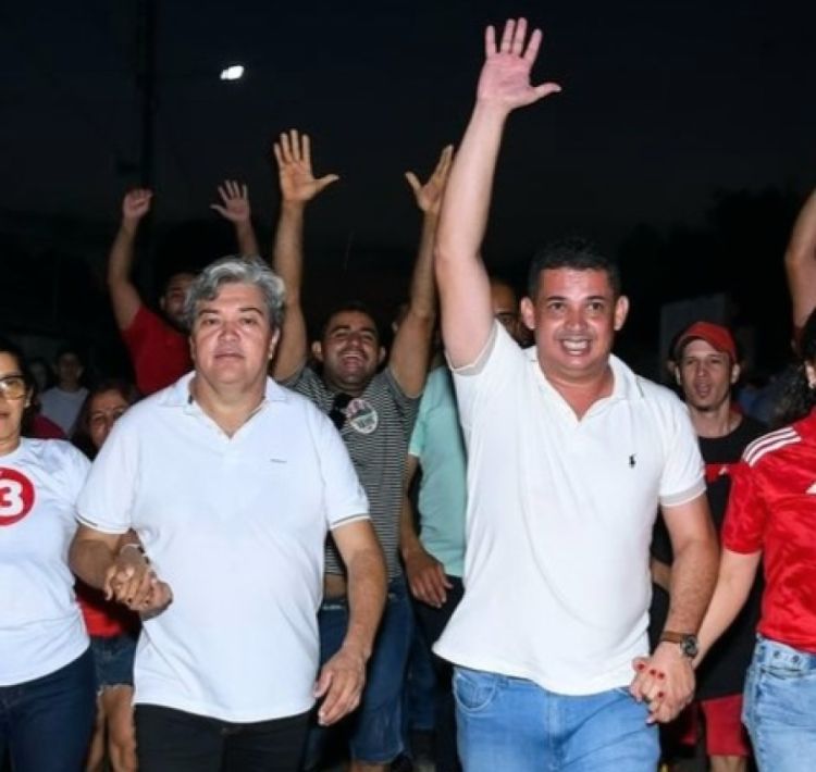 Prefeito eleito João Arilson e seu vice durante campanha  Prefeito eleito João Arilson e seu vice durante campanha