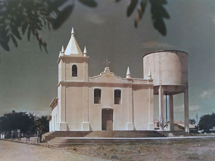 Aspecto da igreja em 1973. Ainda sem a segunda torre e os acréscimos da sacristia e sala de reuniões (SILVA FILHO, 2007, Vol. 3, p. 148). Aspecto da igreja em 1973. Ainda sem a segunda torre e os acréscimos da sacristia e sala de reuniões (SILVA FILHO, 2007, Vol. 3, p. 148).