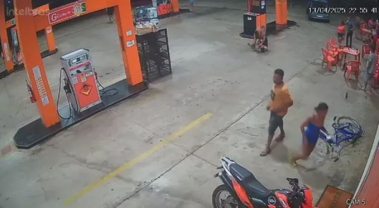 Homem é assassinado a facadas durante discussão em União, no Piauí — Foto: Reprodução / Câmera de segurança Homem é assassinado a facadas durante discussão em União, no Piauí — Foto: Reprodução / Câmera de segurança