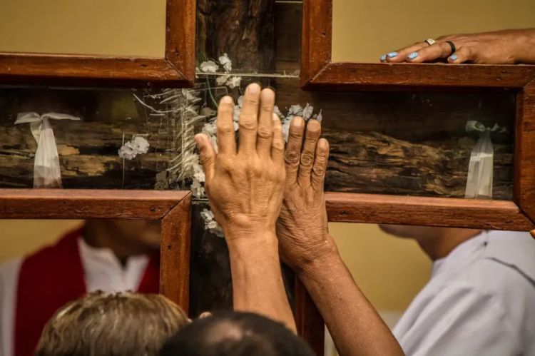 Fiéis beijam chão de santuário e rezam Ave-Maria cem vezes no Piauí — Foto: Divulgação/Setur Fiéis beijam chão de santuário e rezam Ave-Maria cem vezes no Piauí — Foto: Divulgação/Setur