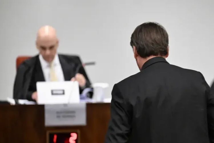 Bolsonaro é interrogado por Moraes no julgamento do golpe — Foto: Evaristo SA / AFP Bolsonaro é interrogado por Moraes no julgamento do golpe — Foto: Evaristo SA / AFP