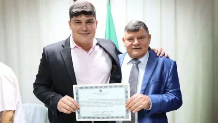 Joel Barroso e o pai, Braguinha, durante diplomação de Braguinha em dezembro de 2024 — Foto: Reprodução Joel Barroso e o pai, Braguinha, durante diplomação de Braguinha em dezembro de 2024 — Foto: Reprodução
