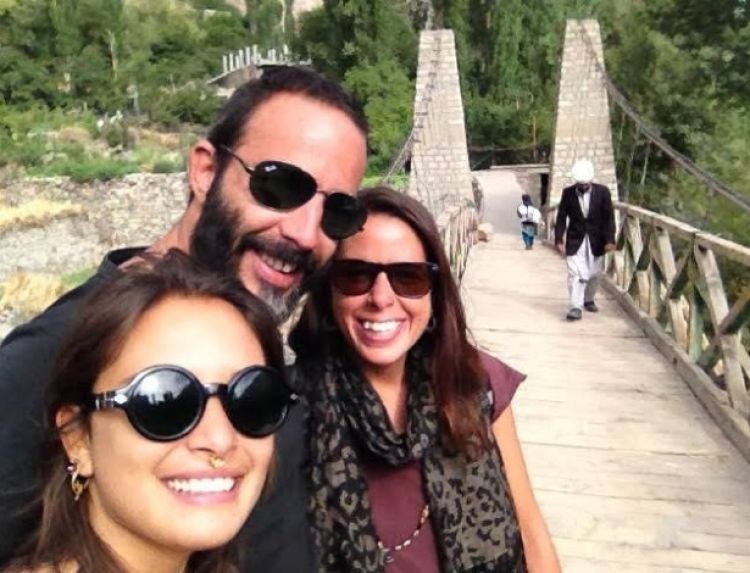 Tainá Palheta (à frente), Dante Cardoso e Ana Paula Cardoso na Índia. Tainá Palheta (à frente), Dante Cardoso e Ana Paula Cardoso na Índia.