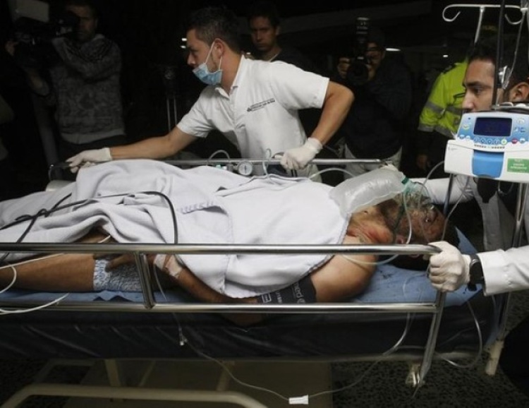 Momento em que o lateral Alan Ruschel, outro sobreviente da tragédia, chega de maca ao hospital