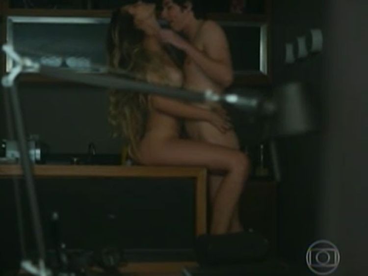 Yasmin Brunet e João Vitor Silva em ação em  Yasmin Brunet e João Vitor Silva em ação em