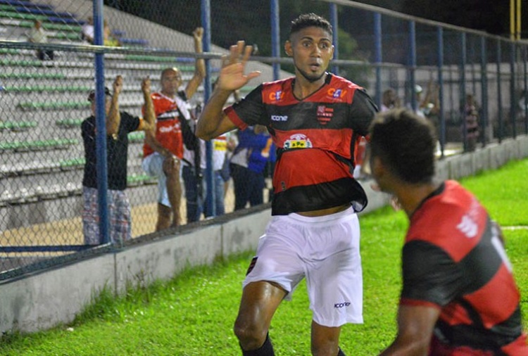 Thiaguinho comemora gol que deu vitória ao Flamengo-PI em jogo contra o Altos. Foto: Elias Fontenele/ Portal O Dia. Com informações do Portal O Dia