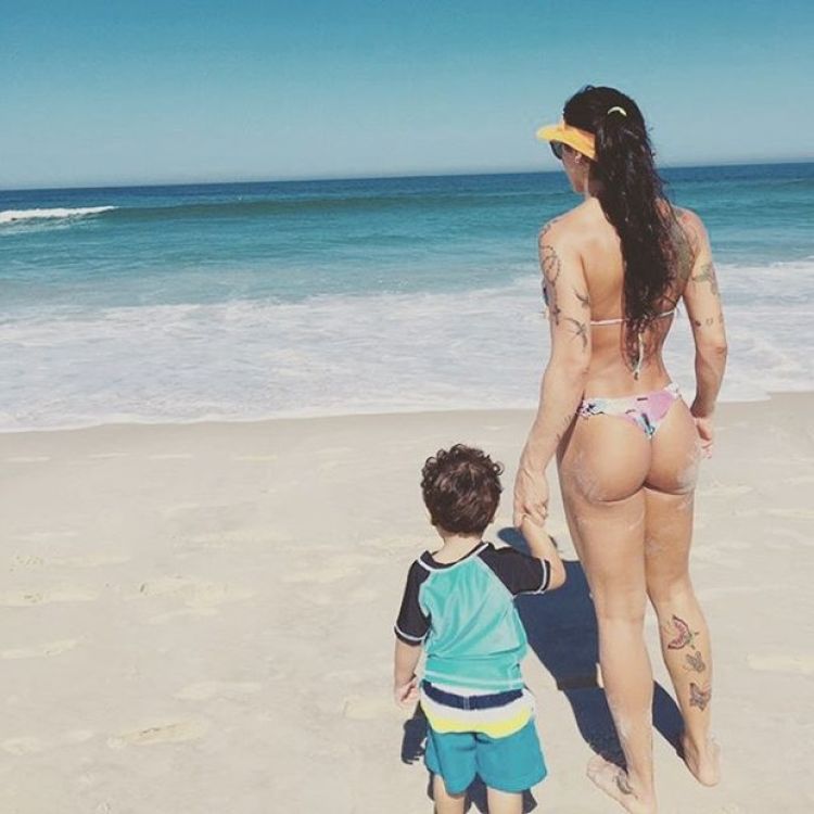 Jaque Khury exibe bumbum perfeito em foto ao lado do filho, Gael (Foto: Reprodução/Instagram) Jaque Khury exibe bumbum perfeito em foto ao lado do filho, Gael (Foto: Reprodução/Instagram)