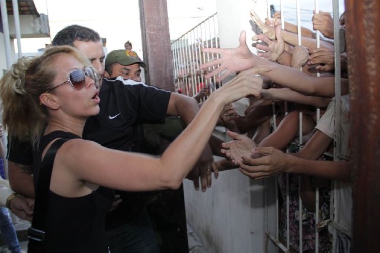 Joelma atende fãs na saída da delegacia nesta quarta, 9 (Foto: Celso Rodrigues/Diário do Pará) Joelma atende fãs na saída da delegacia nesta quarta, 9 (Foto: Celso Rodrigues/Diário do Pará)