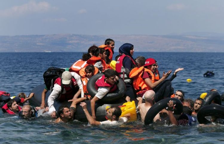 Migrantes sírios e afegãos resgatados após naufrágio de embarcação que levava cerca de 100 pessoas próxima a ilha grega. (Foto: Alkis Konstantinidis/Reuters) Migrantes sírios e afegãos resgatados após naufrágio de embarcação que levava cerca de 100 pessoas próxima a ilha grega. (Foto: Alkis Konstantinidis/Reuters)
